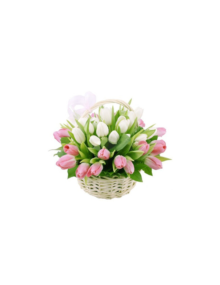 Розово-белая корзина тюльпанов
