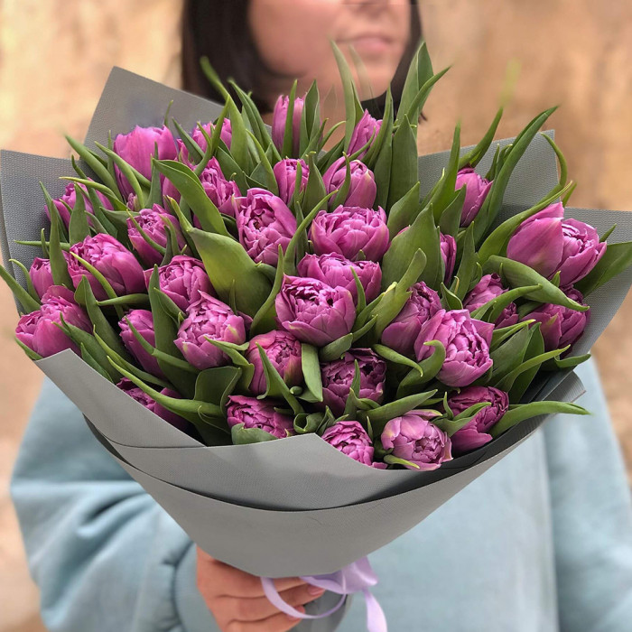 Букет из  фиолетовых тюльпанов