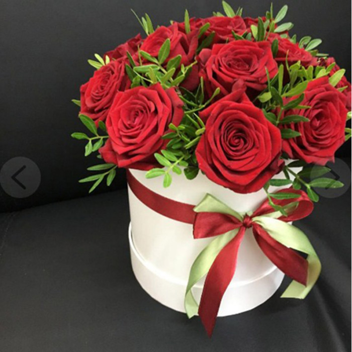 15 red  roses in a hatbox