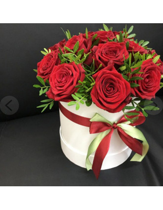 15 красных роз в  шляпной коробке