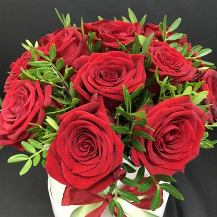 15 red  roses in a hatbox