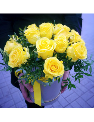 Коробка с жёлтыми розами