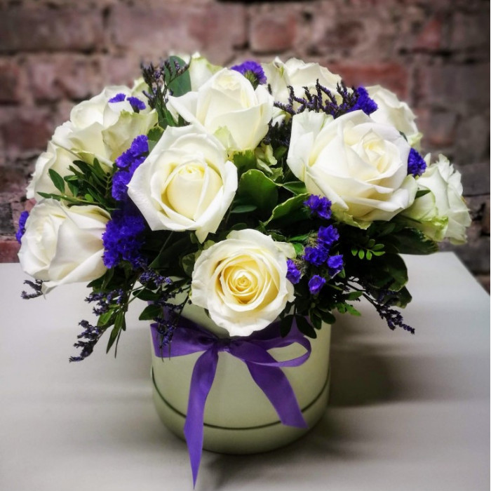 Box with white roses & Limonium