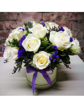Box with white roses & Limonium