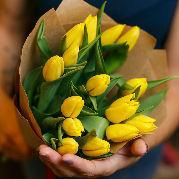 Жёлтые  тюльпаны в оригинальном крафт-конверте