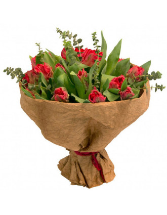 Красные тюльпаны и эвкалипт