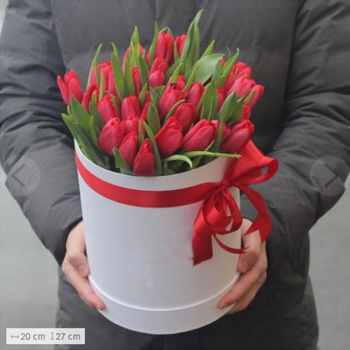 Шляпная коробка красных тюльпанов 35шт