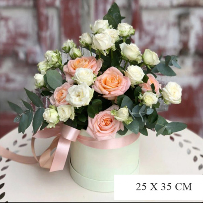 Цветочная коробка с розами и эвкалиптом СТЕФАНИЯ