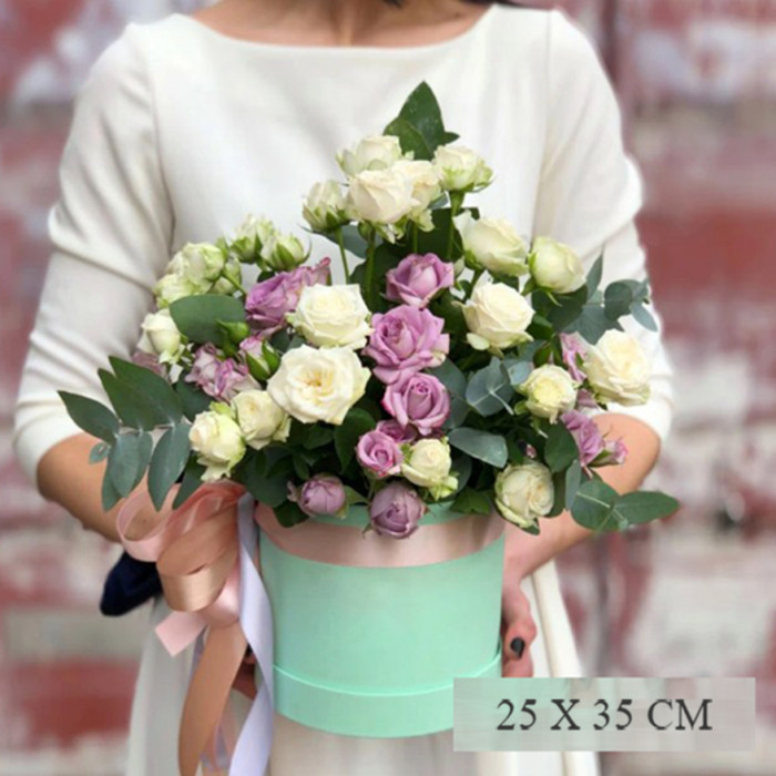 Цветочная коробка с розами и эвкалиптом Джун