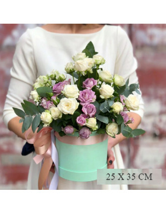 Цветочная коробка с розами и эвкалиптом Джун