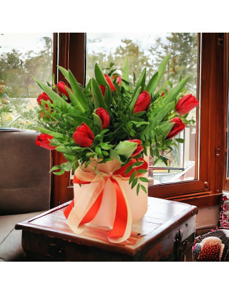 Box with 15 red tulips